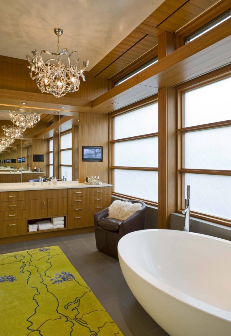 Белая овальная купель в нежном дизайне ванной