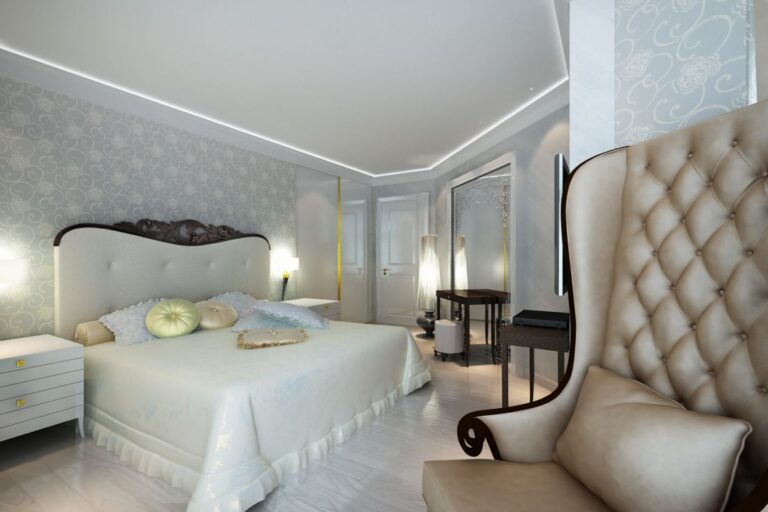 Дизайн кремово-голубой спальни с пышной двуспальной кроватью