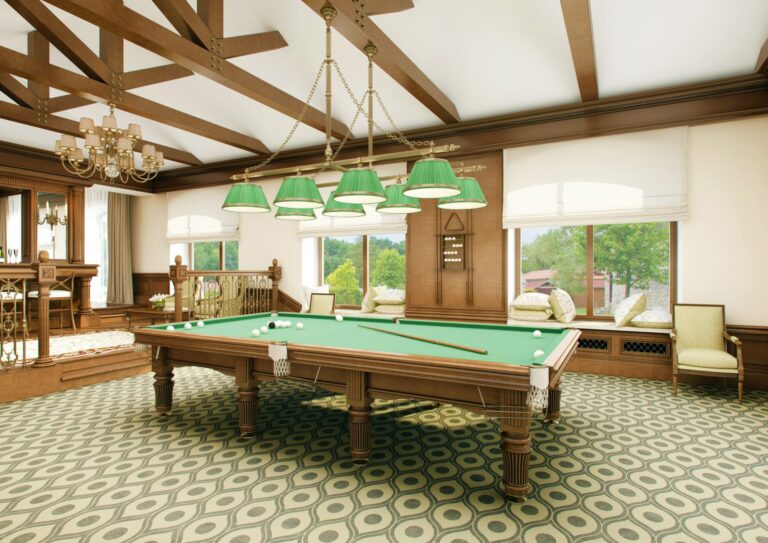 Интерьер бильярдной с игровым столом и латунной люстрой и плиссированными светло-зелеными абажурами