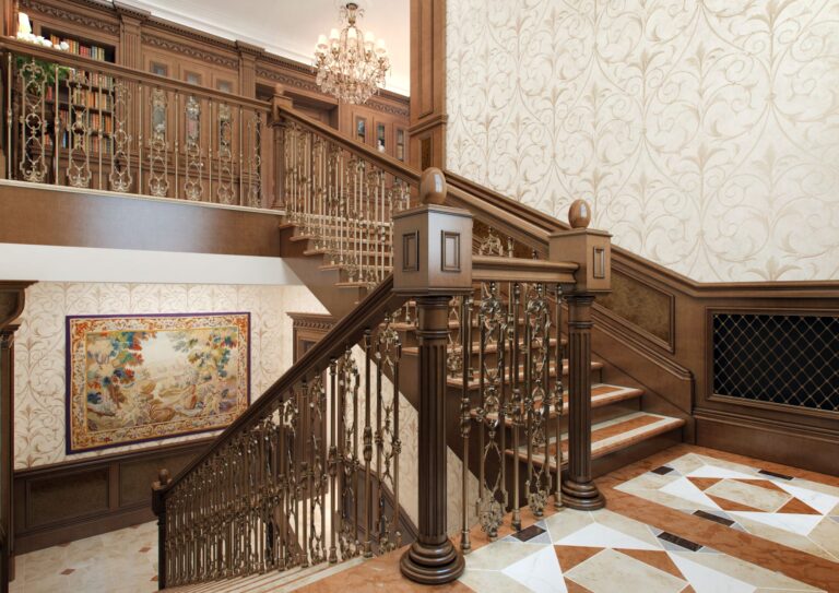 Лестничный пролет с инкрустированным мраморным полом и ступенями