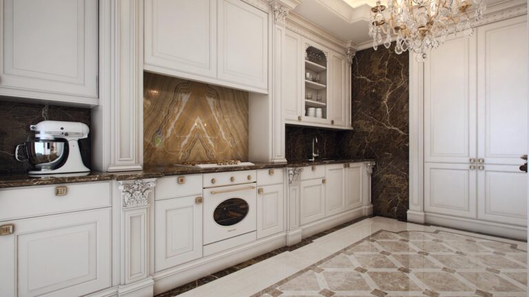 Рельефная резьба в дизайне белой классической кухни