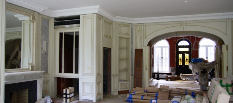 Гостиная цвета слоновой кости с деревянными стеновыми панелями