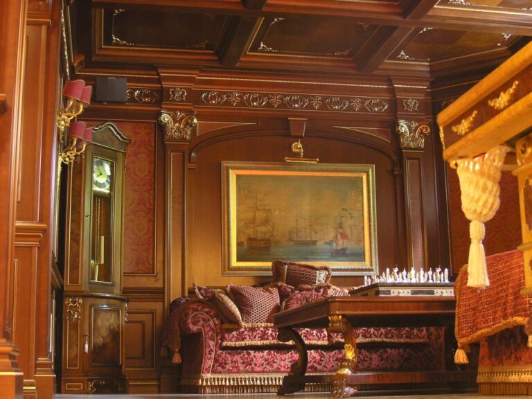 Ремонт гостиной дома с декором в виде картин