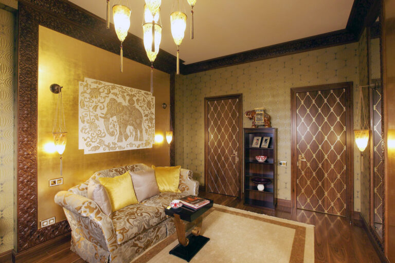 Декорированная позолоченная стеновая панель в интерьере холла