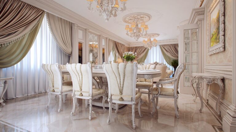 Интерьер обеденной зоны с декорированными потолком и фигурными люстрами