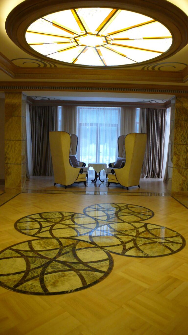 Эффектный потолок дома после ремонта с круглым светильником