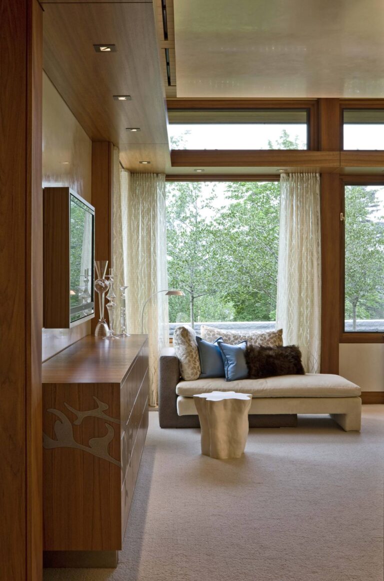 Панорамные окна с коричневыми рамами в дизайне гостиной