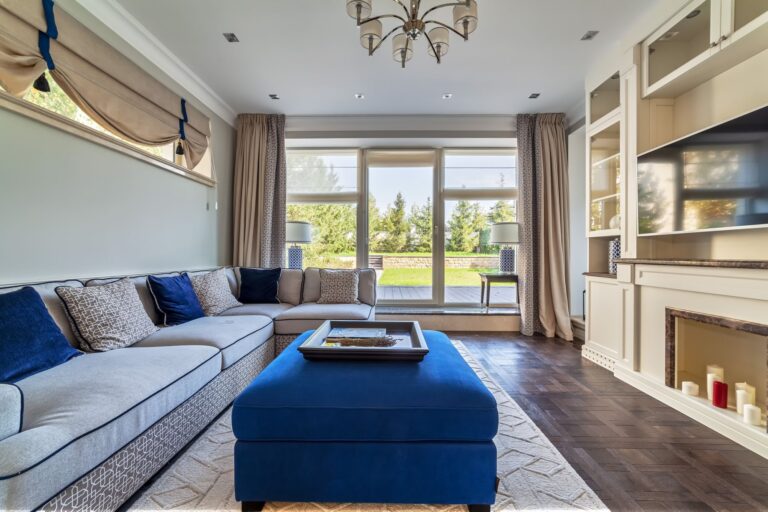 Гостиная в пастельных тонах с контрастными синими акцентами