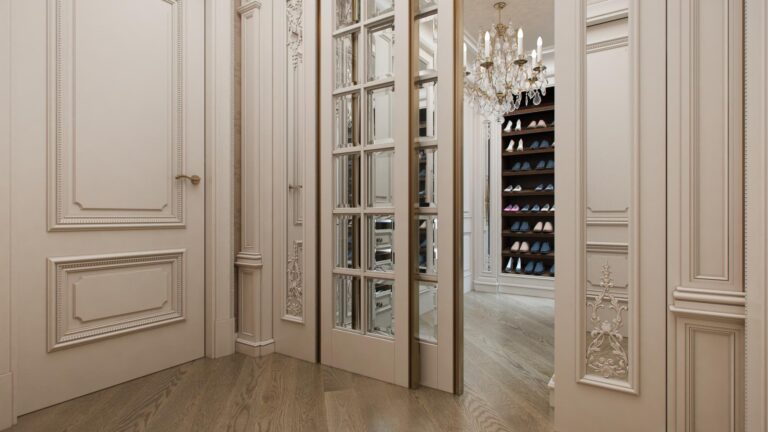 Оформление стеклянных раздвижных дверей в гардеробную комнату