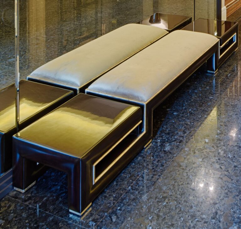 Прихожая с кожаной банкеткой шоколадного оттенка с серебристым сиденьем