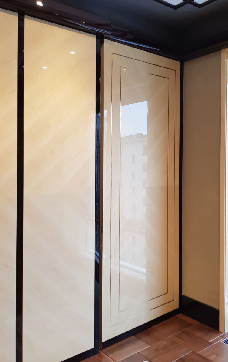 Прихожая со встроенными глянцевыми распашными шкафами