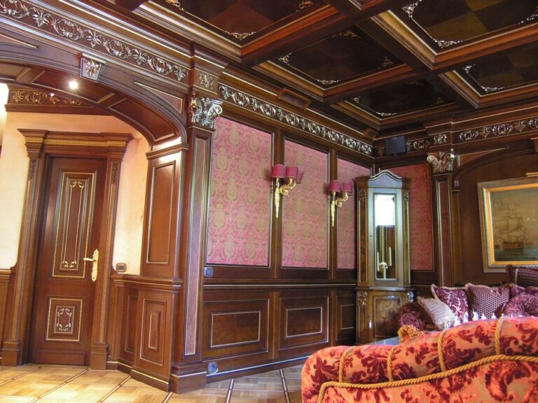 Дизайн гостиной после ремонта с розово-золотистыми обоями