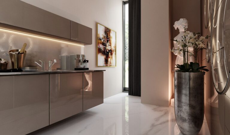 Кухня цвета кофе с молоком с бело-серым мраморным полом