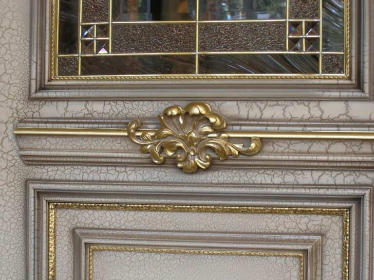 Ремонт загородного дома с резными деталями на двери