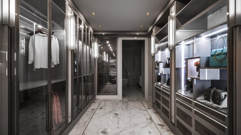 Встроенная подсветка в интерьере гардеробной комнаты