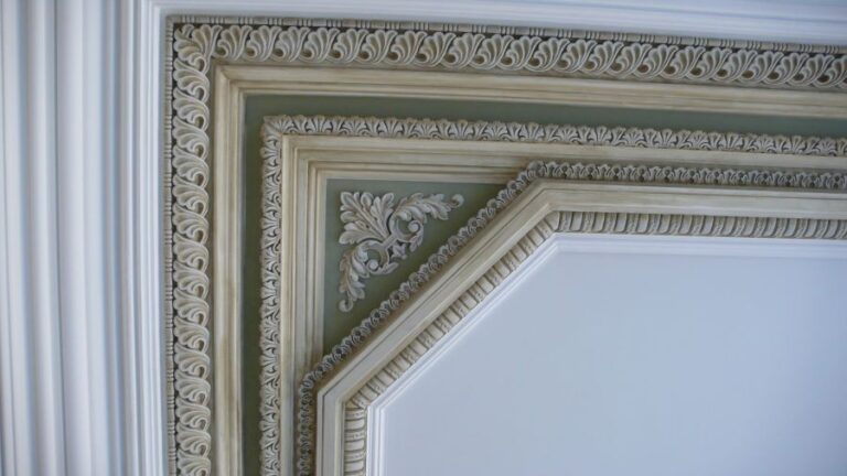 Ремонт потолка коттеджа с искусной мелкой лепниной