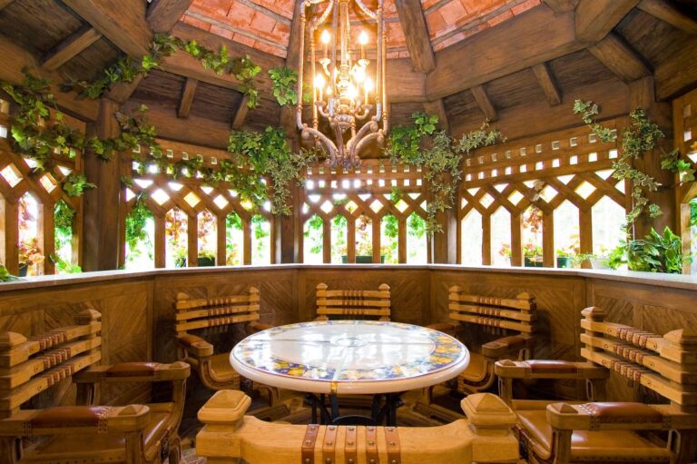 Преобладание натурального дерева в готовом дизайне веранды