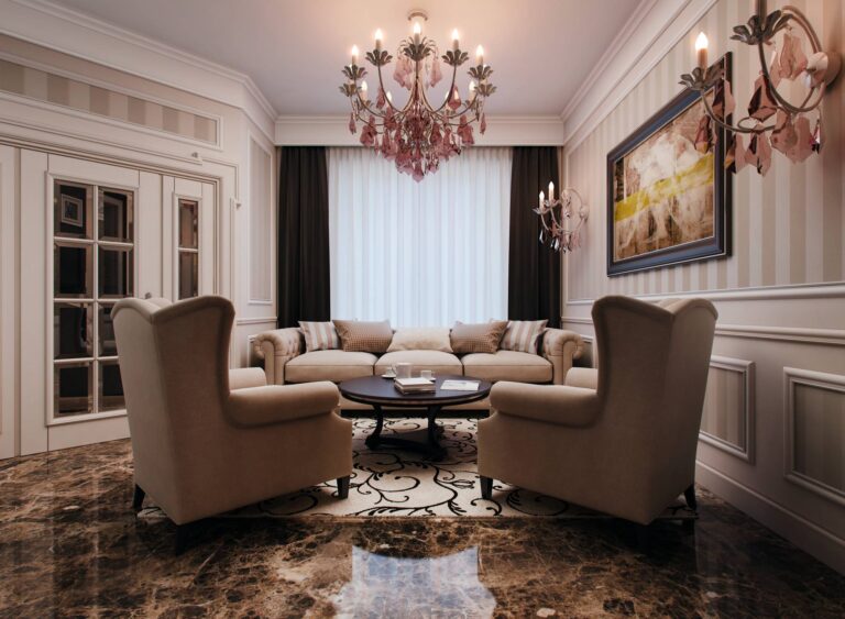 Вертикальные коричневые полосы в оформлении гостиной