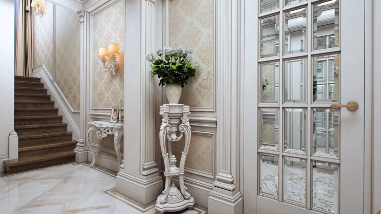 Дизайн коридора с межкомнатной дверью, декорированной зеркальными вставками с фацетом по периметру