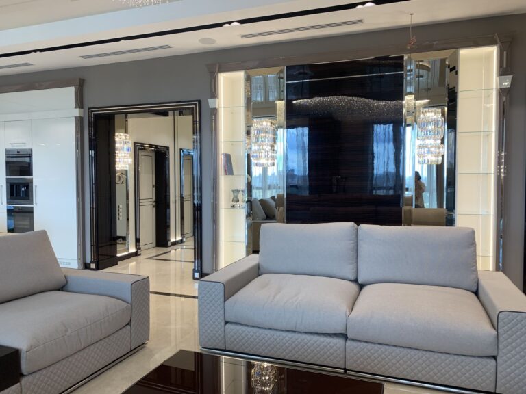 Гостиная со светло-серыми диванами