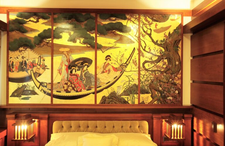 Спальня с декоративными стеновыми панелями с сюжетными восточными рисунками