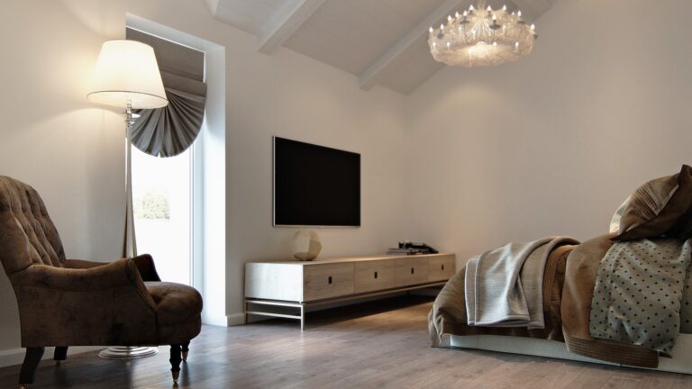 Высокое окно с оригинальным оформлением в дизайне спальни в мансарде