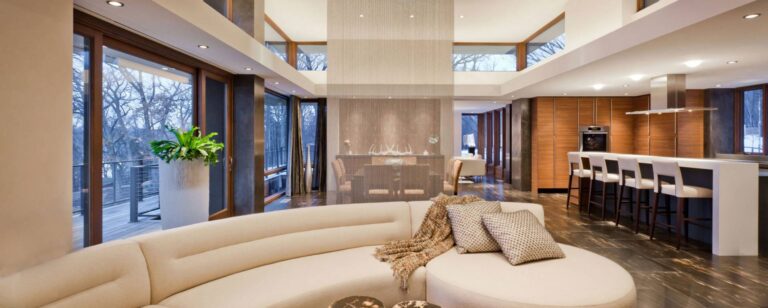 Лаконичный интерьер гостиной и кухни с белой мебелью