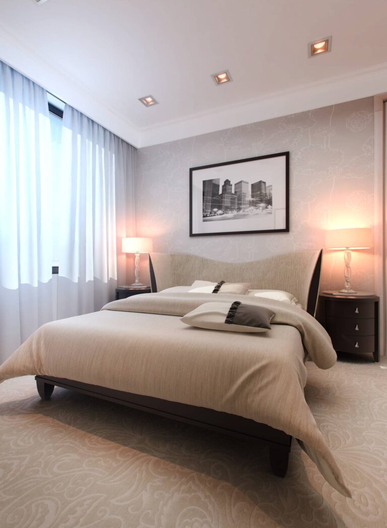 Круглые прикроватные тумбы в оформлении светлой спальни