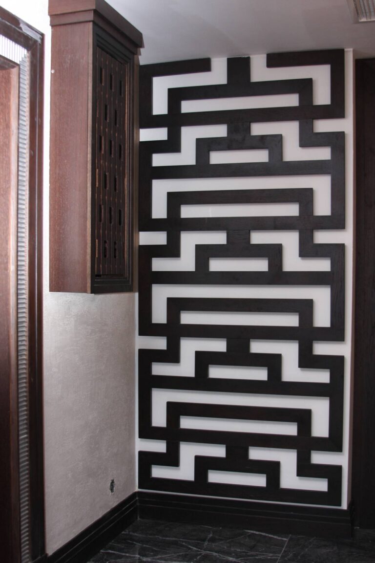 Готовый ремонт стен в доме с отделкой темным деревом