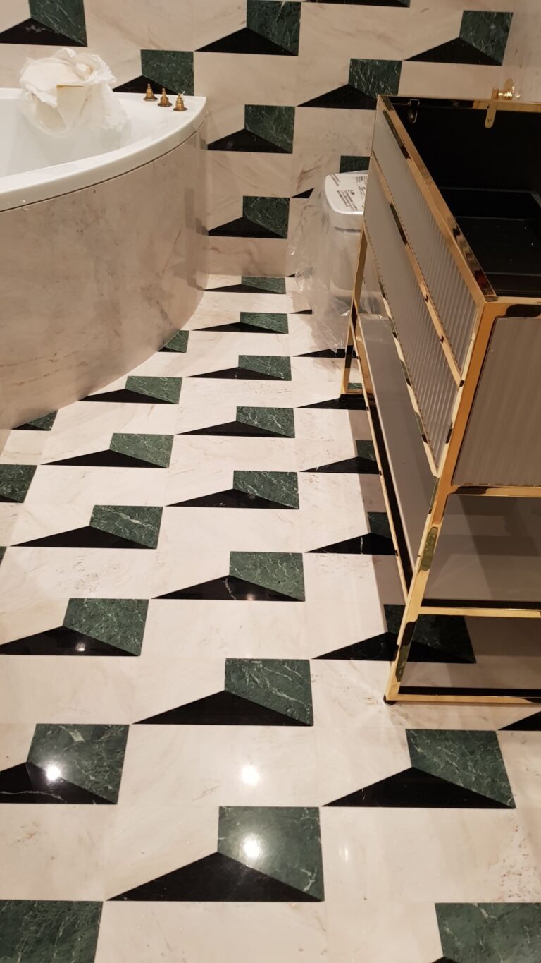 Санузел с серой тумбой на позолоченном каркасе