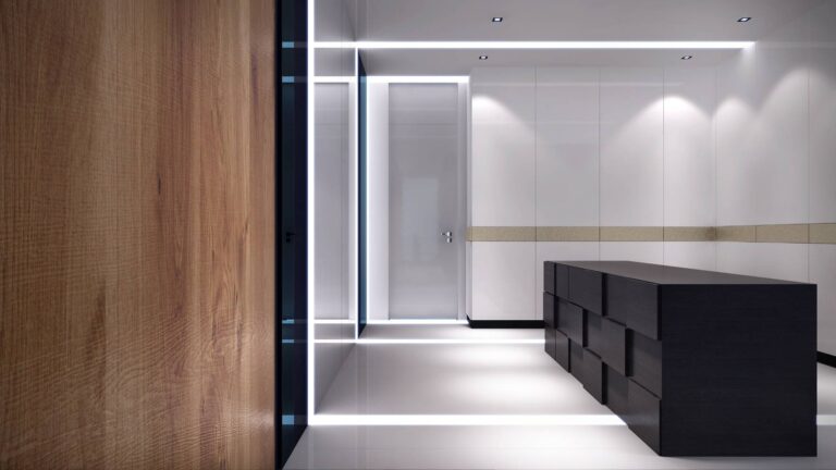 Внушительный комод для обуви в интерьере светлой гардеробной комнаты