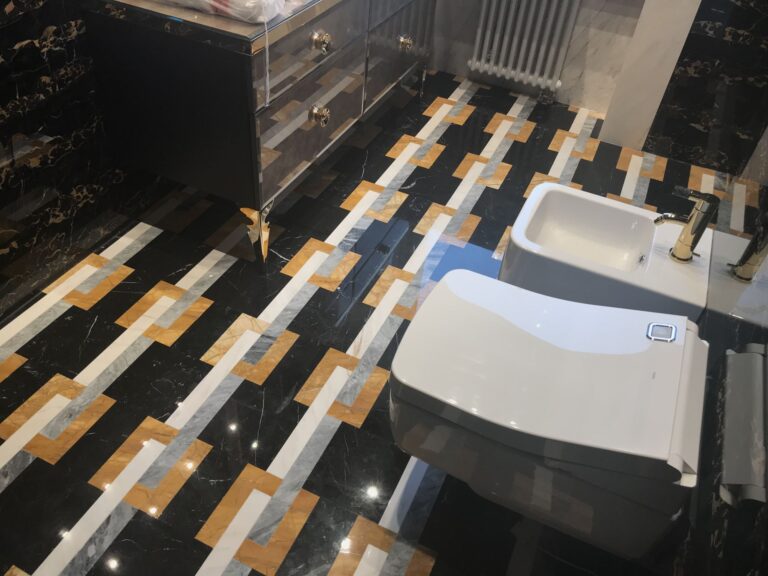 Разноцветный орнамент  на черном мраморном полу