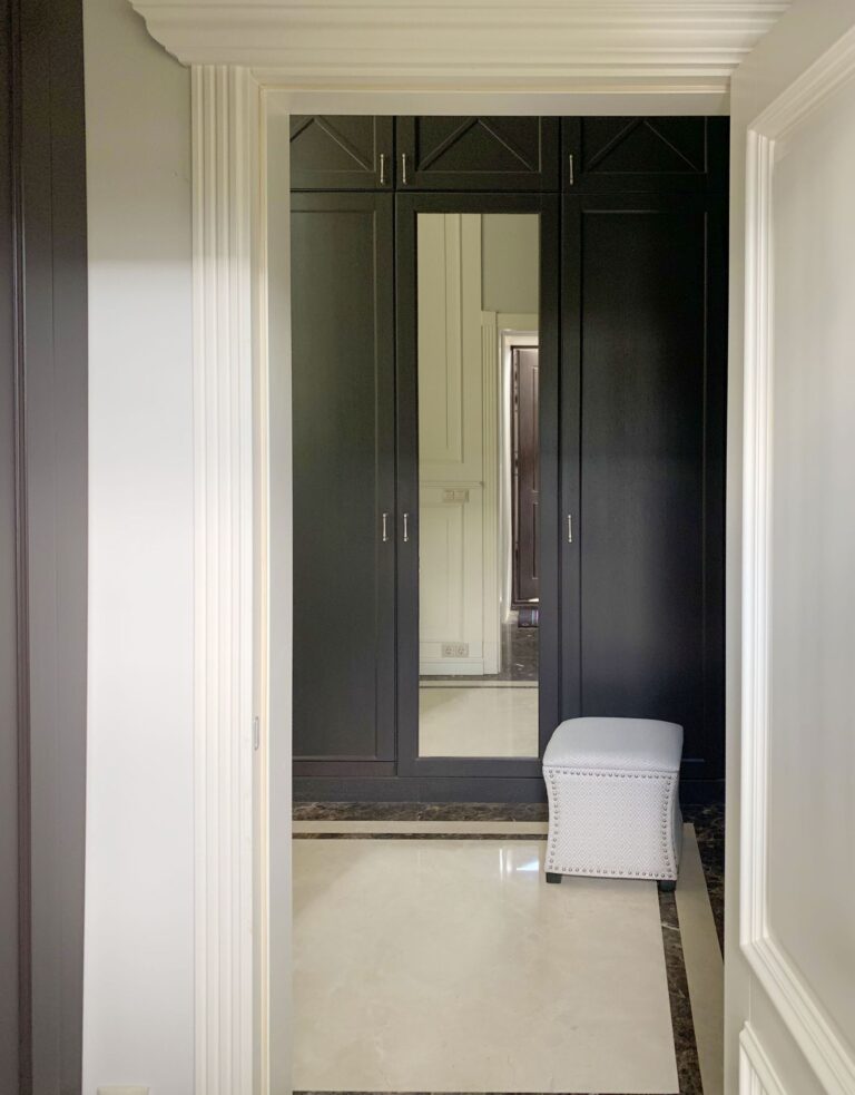 Белые стены и темная мебель в дизайне прихожей