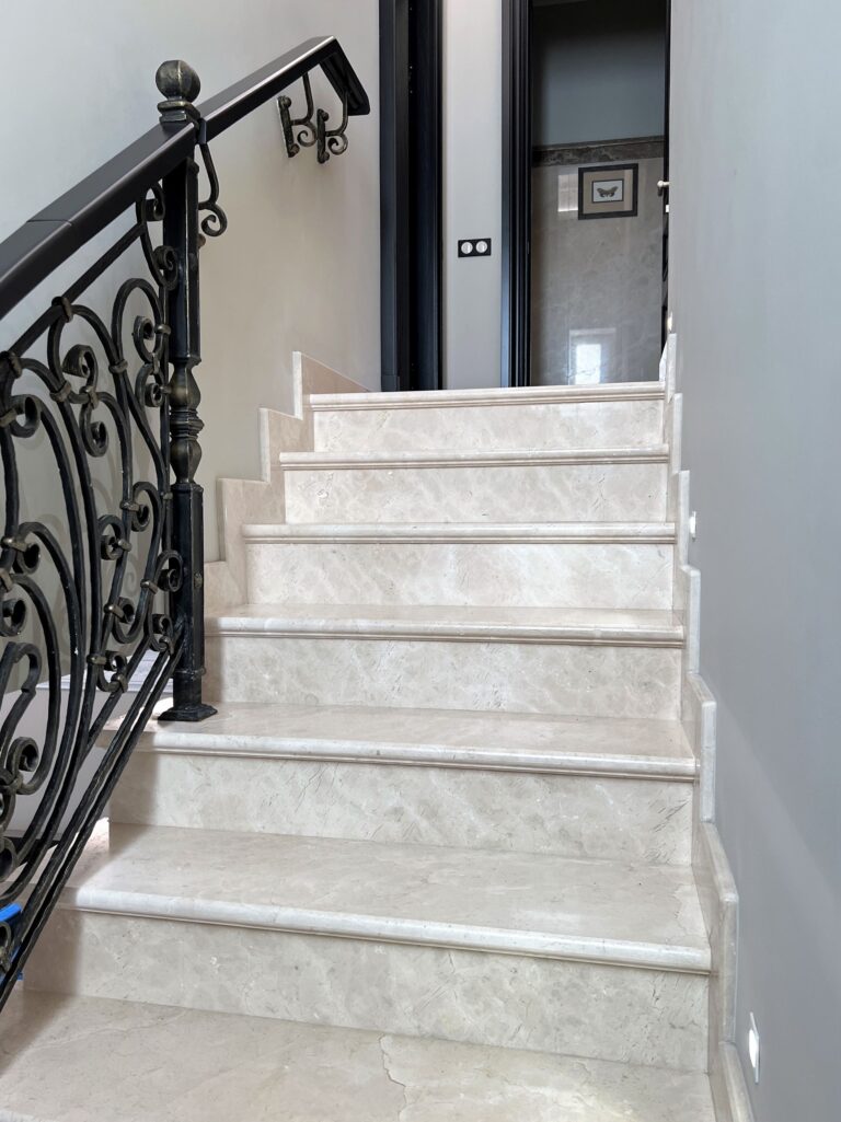 Серые стены в дизайне лестницы