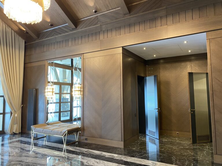 Интерьер просторной прихожей-холла в частном доме