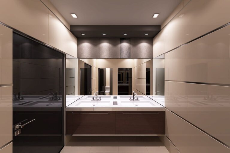 Офисный интерьер туалета в бежевом цвете