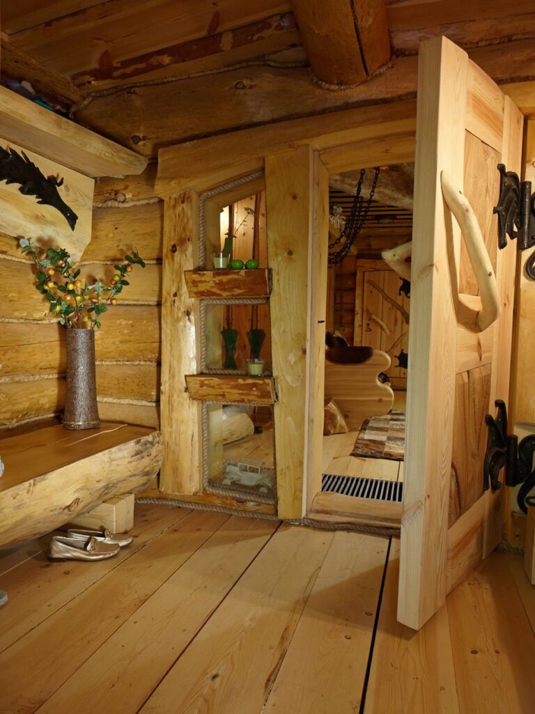 Дизайн интерьера прихожей из дерева в лесном доме