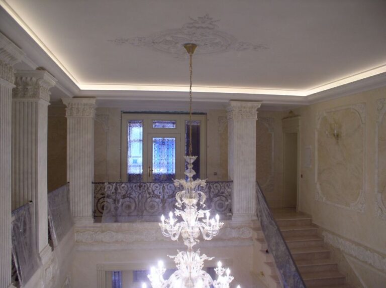 Оформление холла после ремонта с лепной потолочной розеткой