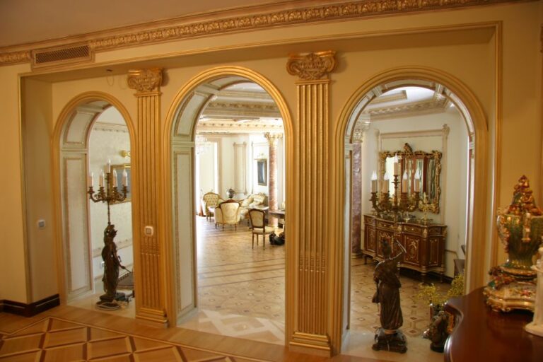 Полоса золоченного орнамента в готовом ремонте помещения