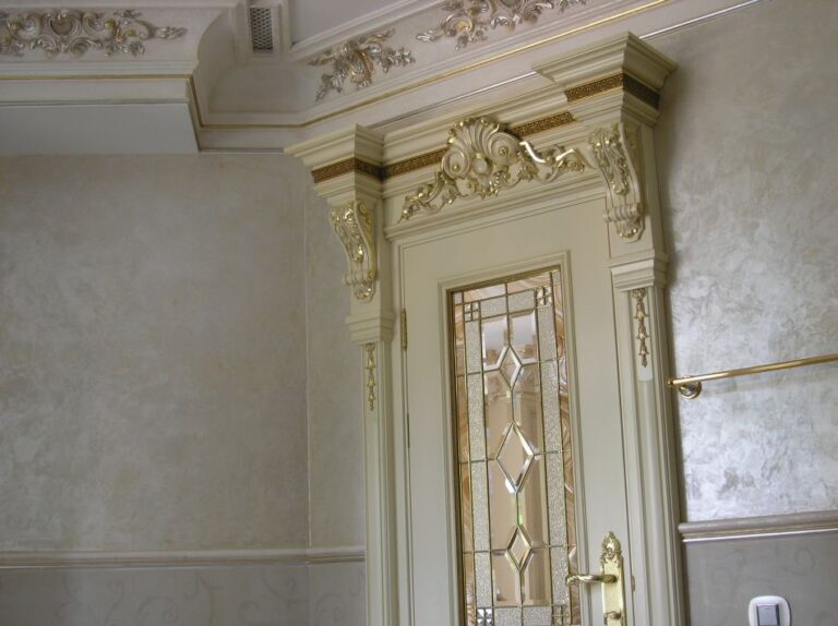 Готовый ремонт санузла с резным дверным порталом