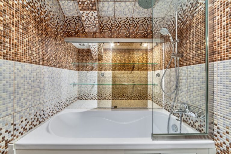 Ванная со стеклянными дверями-купе