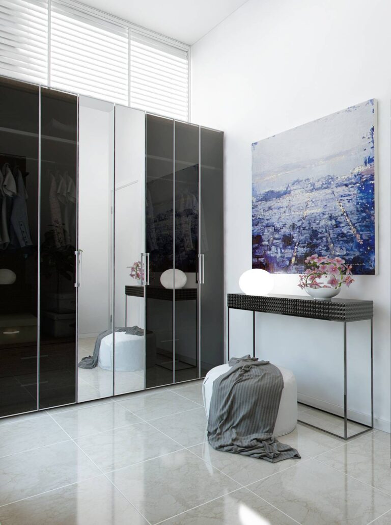 Светлая прихожая в сочетании тонированного стекла, зеркал и бежевого мрамора