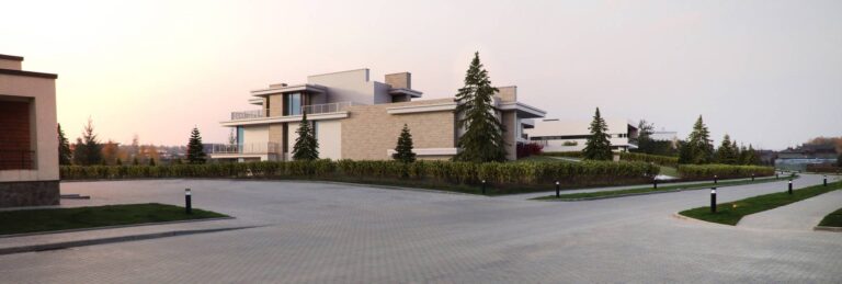 Белая и палевая отделка в левом фасаде особняка в современном стиле