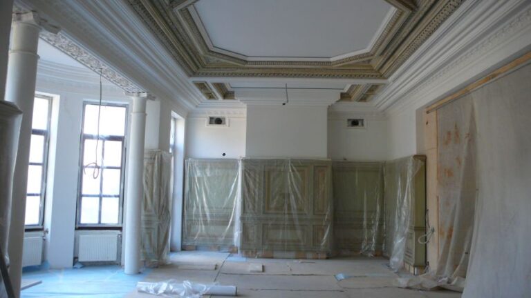 Ремонт коттеджа с установкой высоких белых колонн