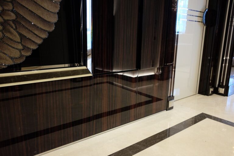 Отделка стен холла стеновыми панелями цвета горького шоколада