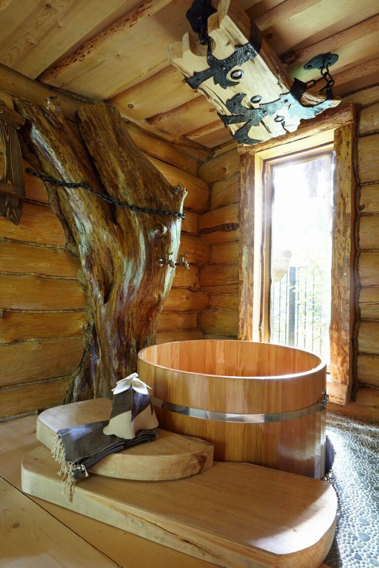 Ванная с натуральной сантехникой в дереве