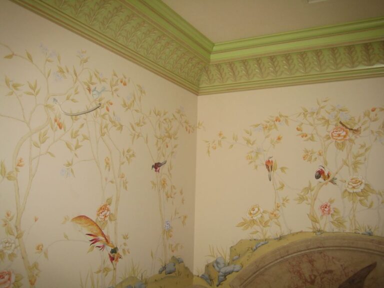 Ремонт комнаты с изображениями цветов и певчих птиц на стенах