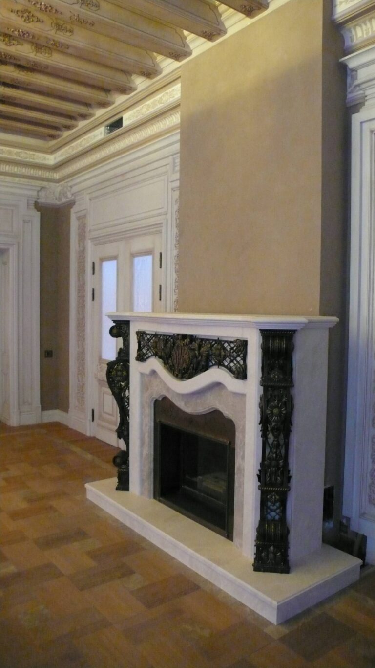 Элементы ковки в дизайне каминного портала в доме