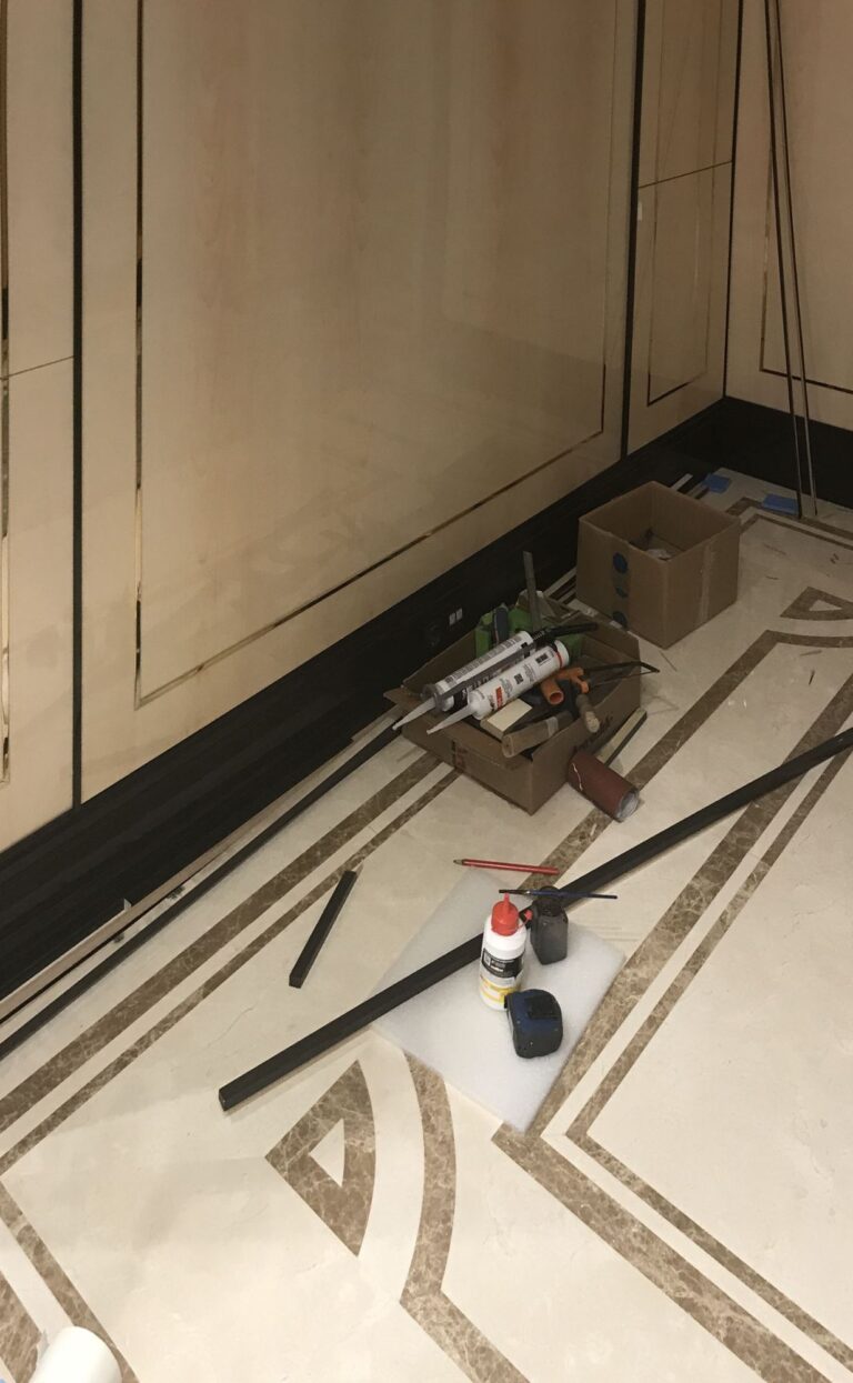 Мраморный пол цвета слоновой кости с бежевым рисунком