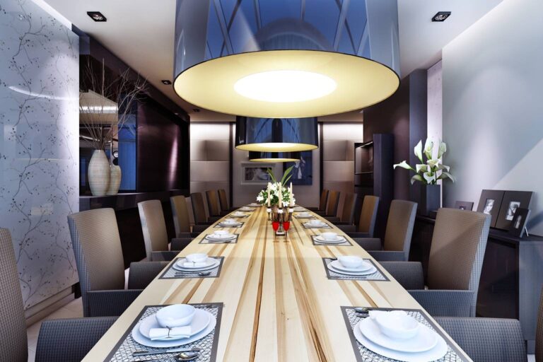 Светло-серые обои с рисунком в интерьере столовой